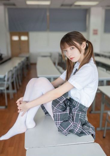将军掀开她的乳罩揉捏她的胸_1080高清完整版播放